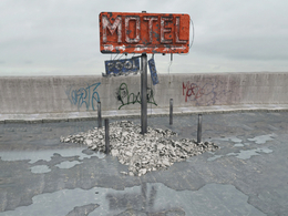 战后损毁模型：渣土上矗立的生锈广告牌