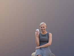 三维扫描写实人物坐着拿水杯微笑聊天的国外女人