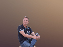 三维扫描写实人物跷腿双手抱腿扭头看的国外男人