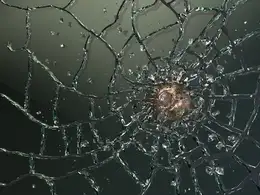 子弹击碎玻璃C4D工程 Realistic Glass Shatter - Scene File
