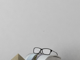 桌台装饰品：翻开的书本眼镜