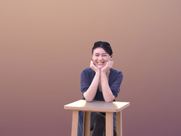 三维扫描写实人物双手托腮微笑的年轻女孩