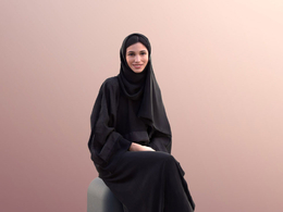 三维扫描写实人物穿黑袍坐着的迪拜女人